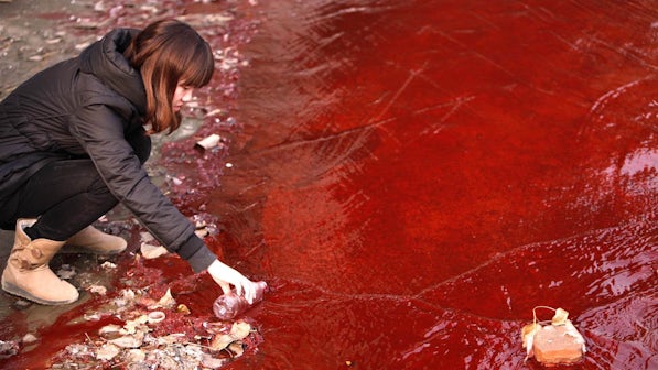 China’s Luoyang¡¯s Jian River becomes contaminated with dye from discharge of untreated wastewater into storm water pipes | Source: Natural Resources Defense Council/Zhang Xiaoli/ChinaFotoPress