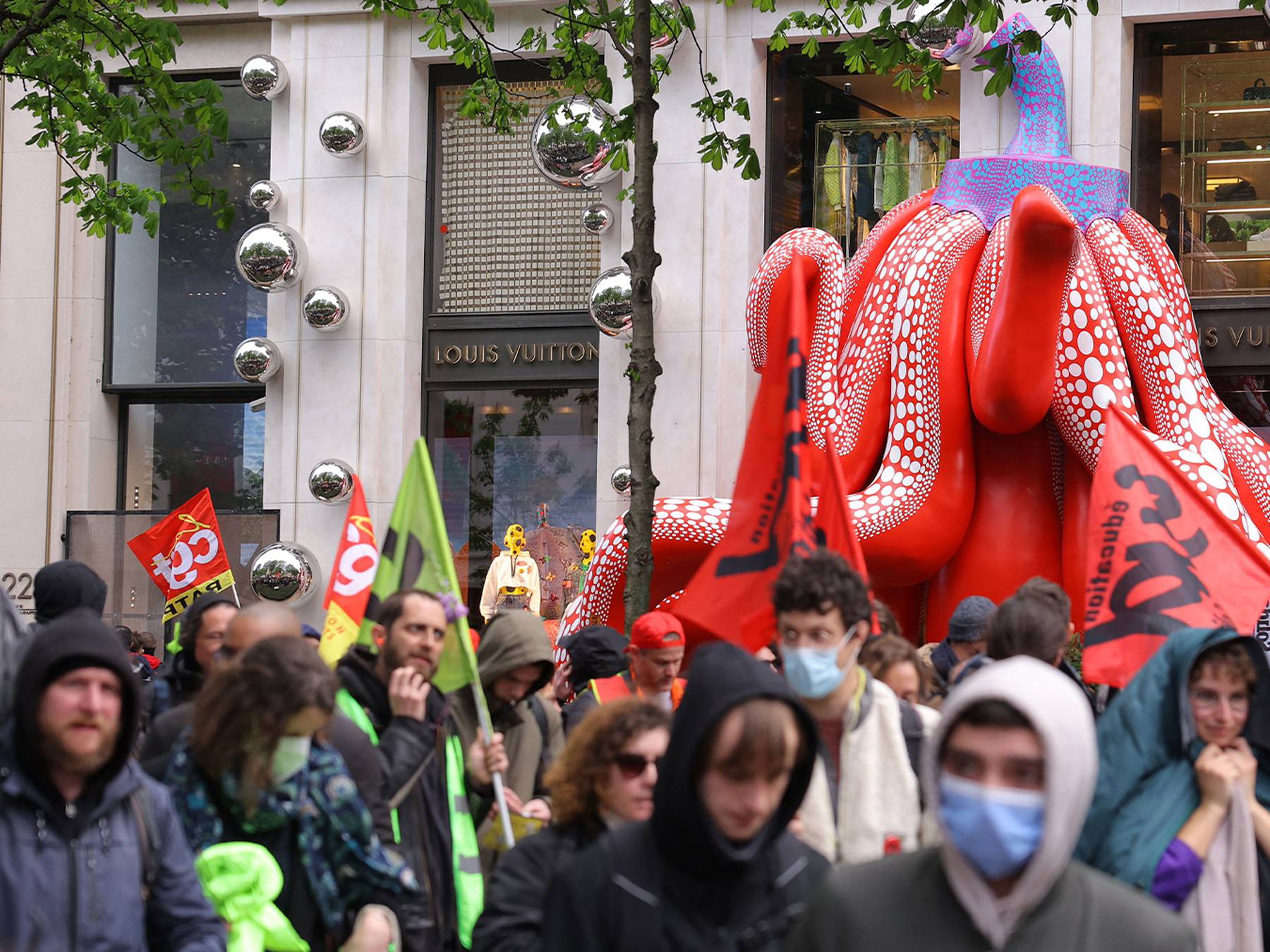 Pension protesters storm LVMH headquarters in Paris