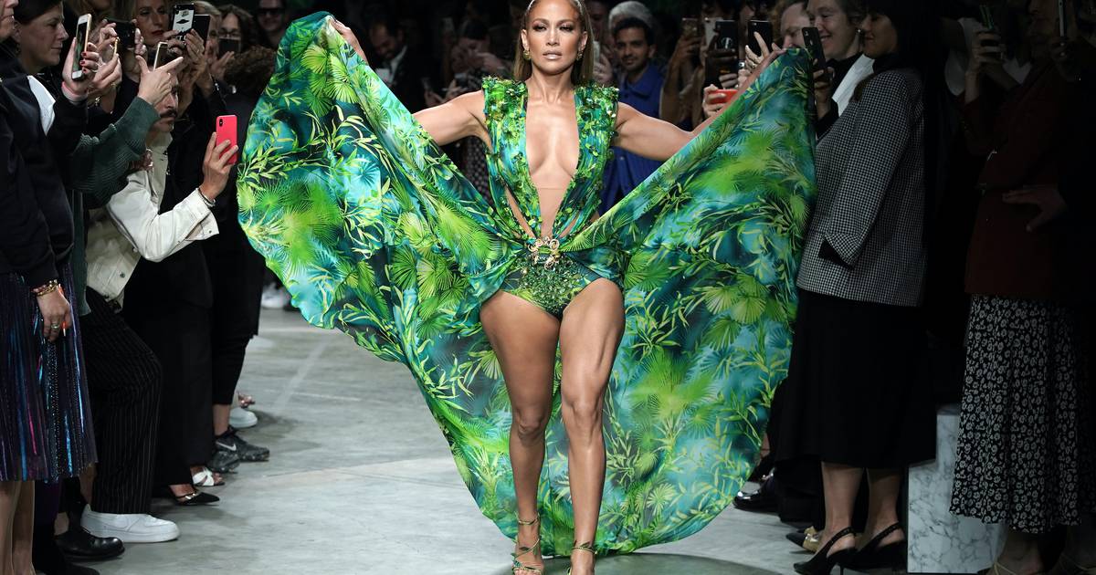 thickness block pavement Jennifer Lopez Wearing Versace's Jungle Dress Was Marketing Gold | BoF