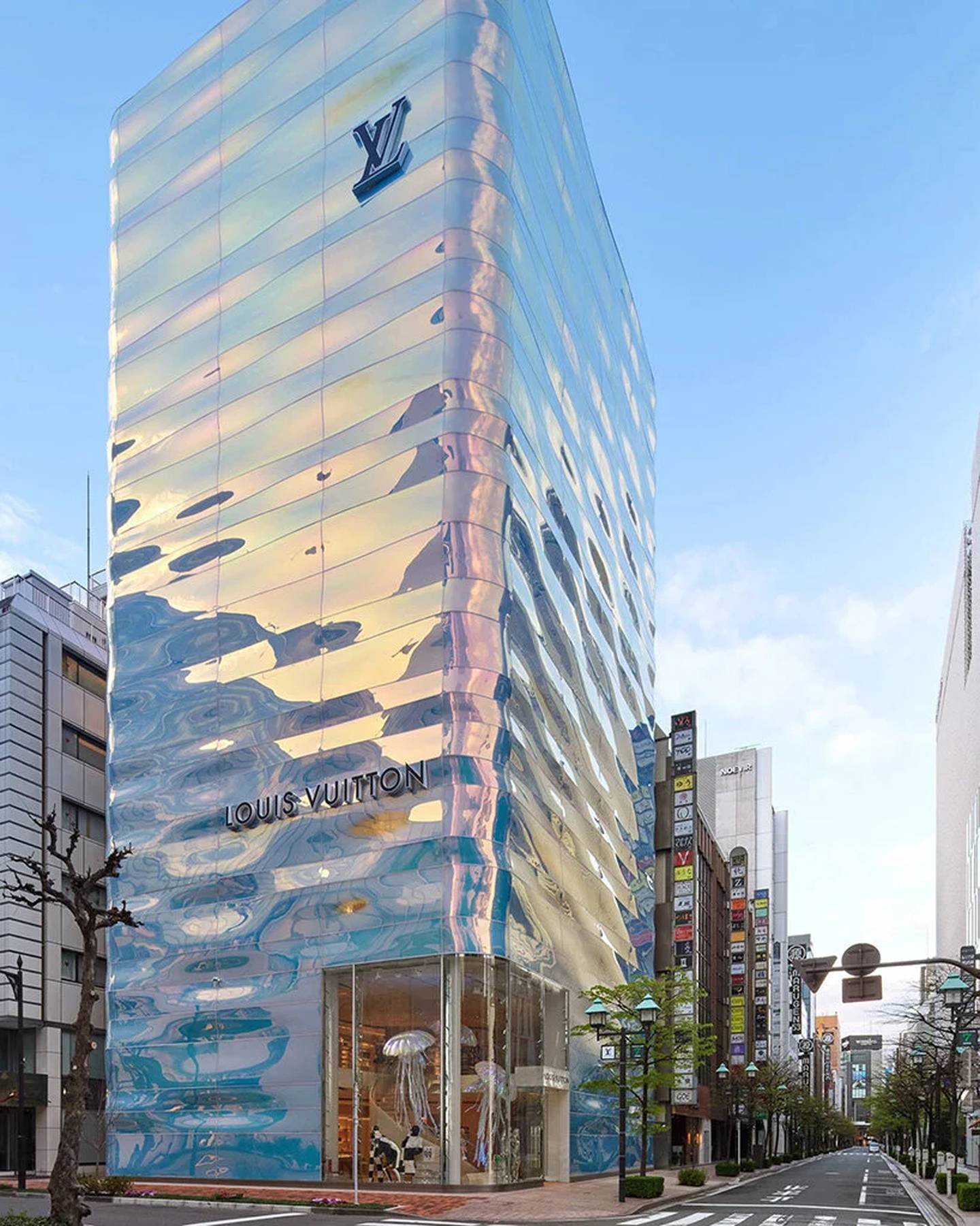 Louis Vuitton's newly re-opened Ginza store has a facade inspired by the waves of Tokyo Bay. Louis Vuitton
