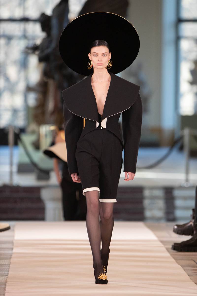 Schiaparelli Spring/Summer 2022 Haute Couture look 1.