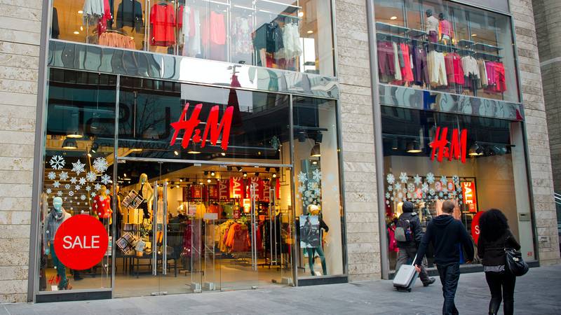 Bits & Bytes | H&M Tests Interactive Mirrors, Luxury Brands Use Apps for Event Spaces