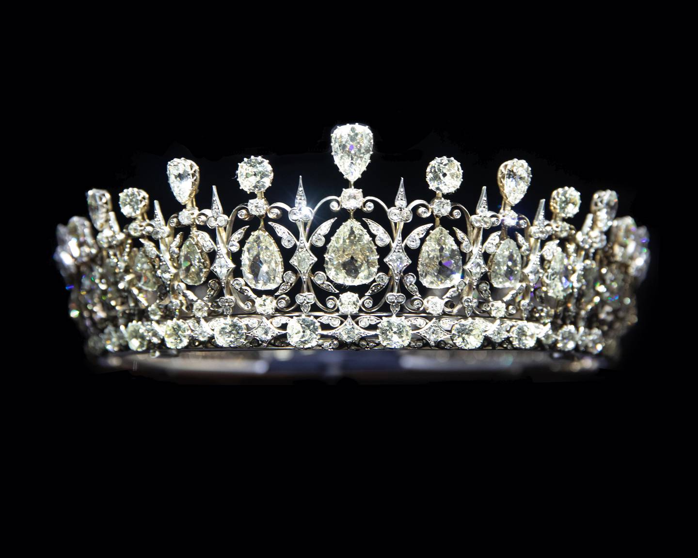 The Fife Tiara features an innovative flexible stem setting that allowed diamond's to vibrate with the wearer's movement. Kensington Palace,