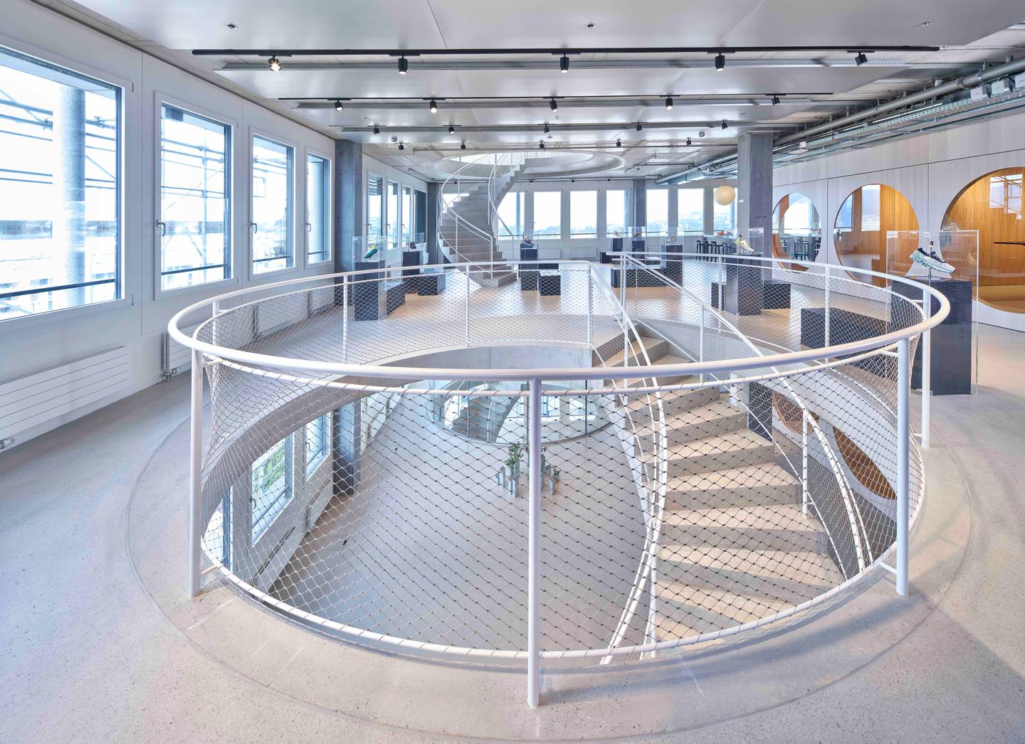 总部位于瑞士苏黎世的跑鞋品牌On今年开放了17层的新办公空间，配备了一条名为“the Trail”的中央楼梯。
