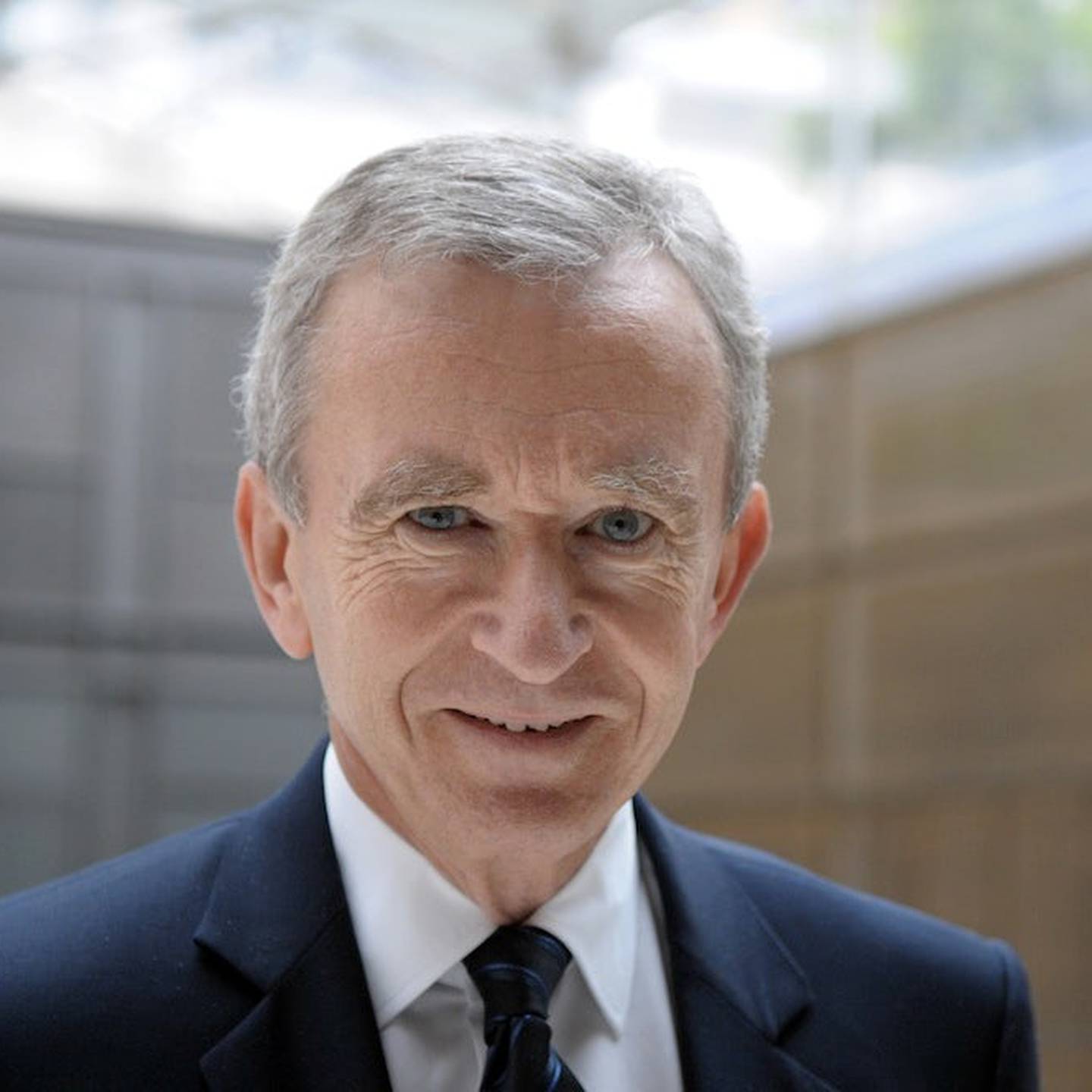 Arnault: LVMH to Open Design Houses, Roll Out the Red Carpet for Chinese  Guests