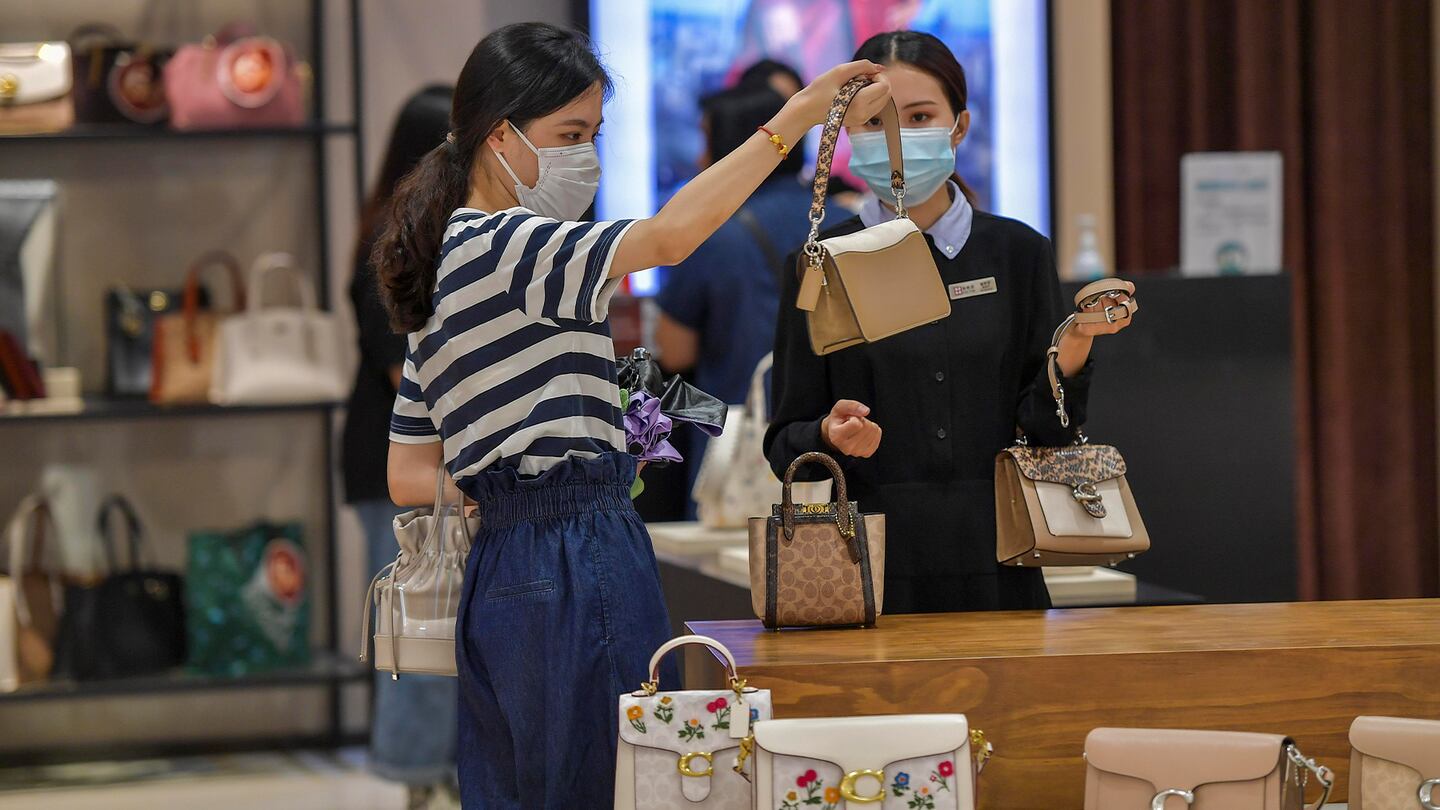 luxury domestic shoppers Hainan