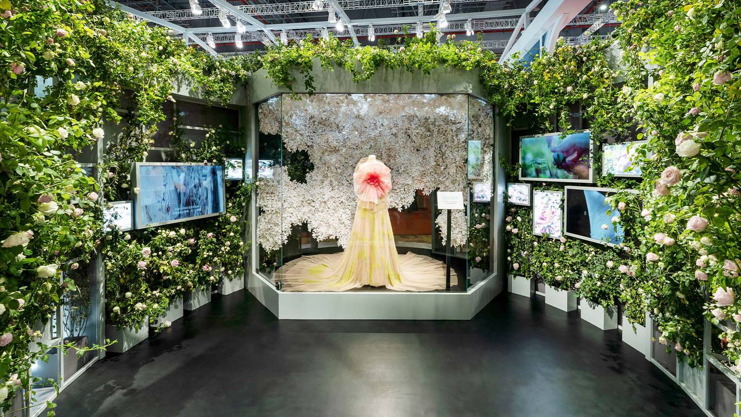 The Dior booth at CIIE is decorated with fresh roses and displays a gown designed by Maria Grazia Chiuri. Christian Dior.