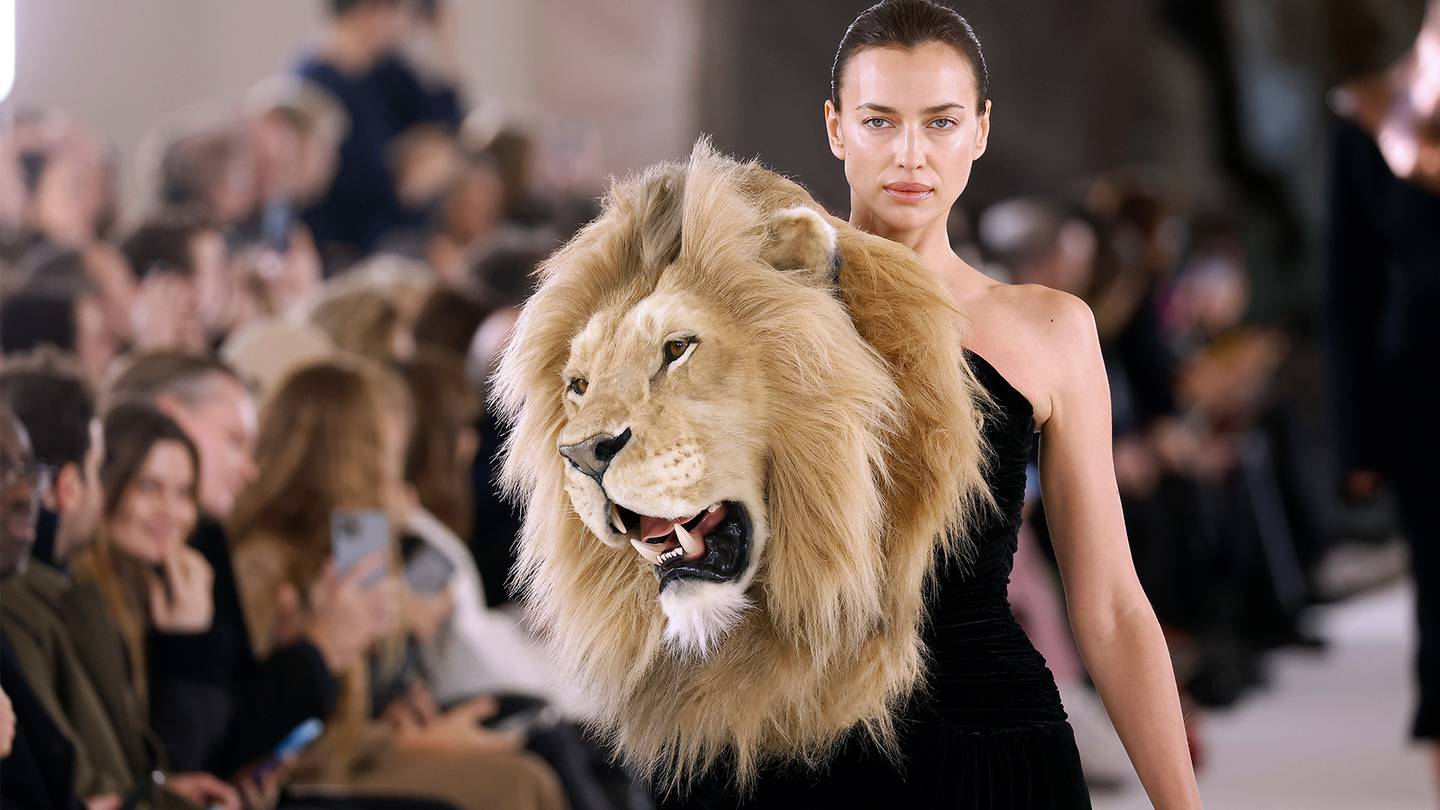 模特Irina Shayk在巴黎Schiaparelli高级定制时装秀上走秀。