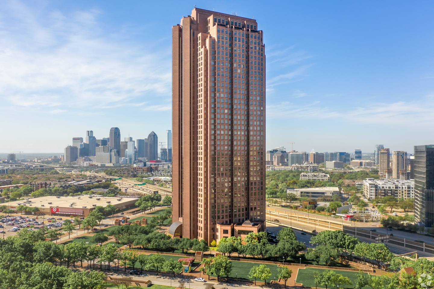 内曼·马库斯的新“企业中心”将位于42层的Cityplace大厦，集中在德克萨斯州达拉斯市的内曼·马库斯市中心和NorthPark旗舰店之间。