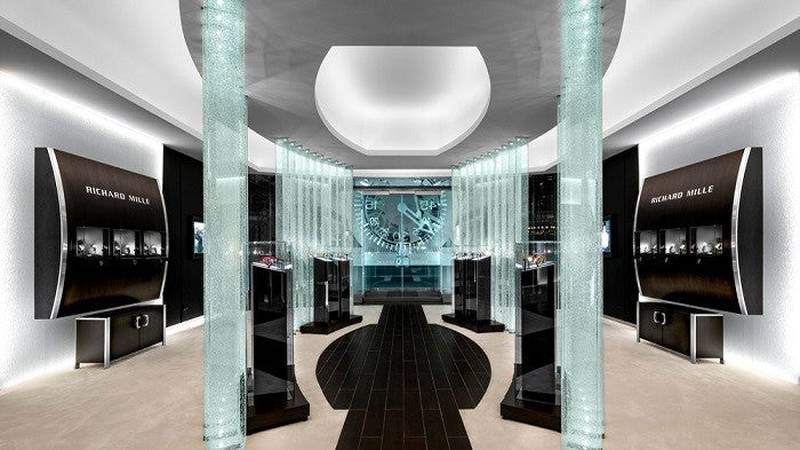 Glass Sculpture's Increasing Presence in Luxury Retail Experiences