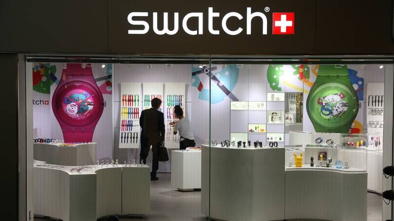 Swatch Shares Drop on Concern New Apple Watch May Be Bigger Hit