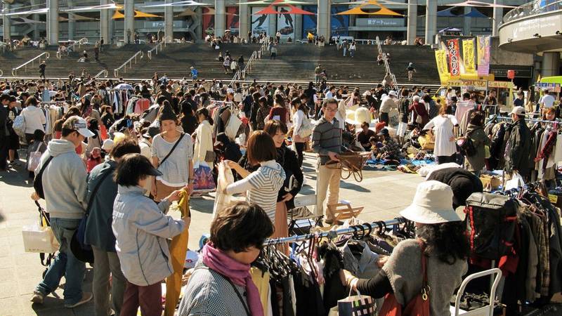 Thrift Trumps Abenomics as Japan Shoppers Stick to Bargains