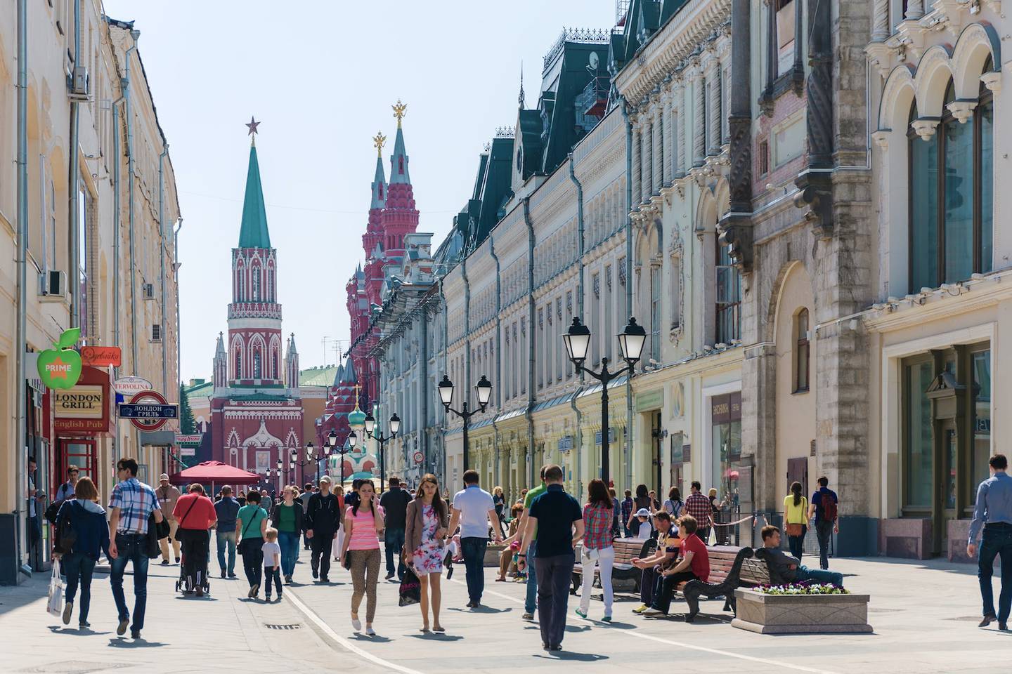 Shoppers on Nikolskaya Street, Moscow | Source: Shutterstock