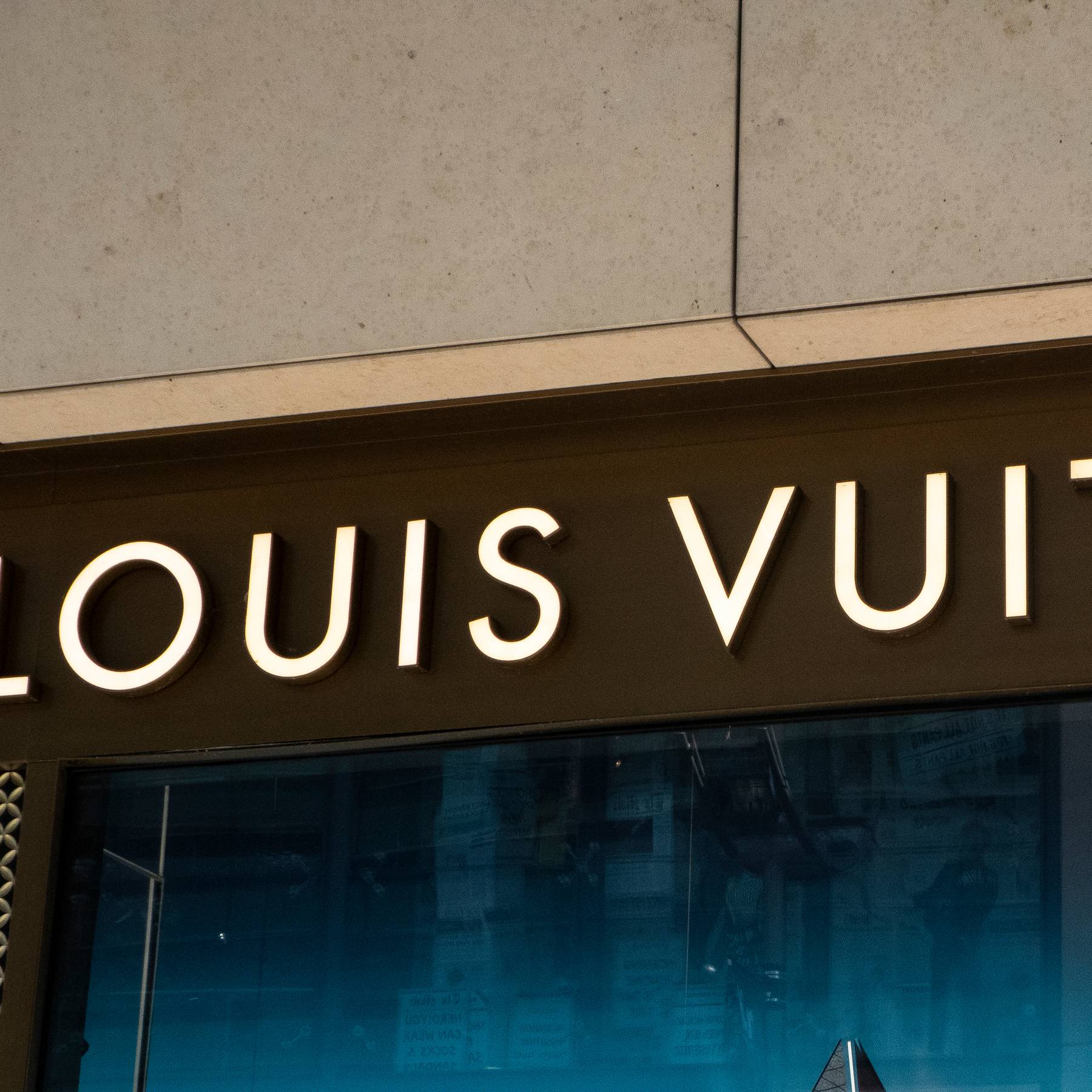 LVMH Moet Hennessy Louis Vuitton SE Stock Gives Every Indication