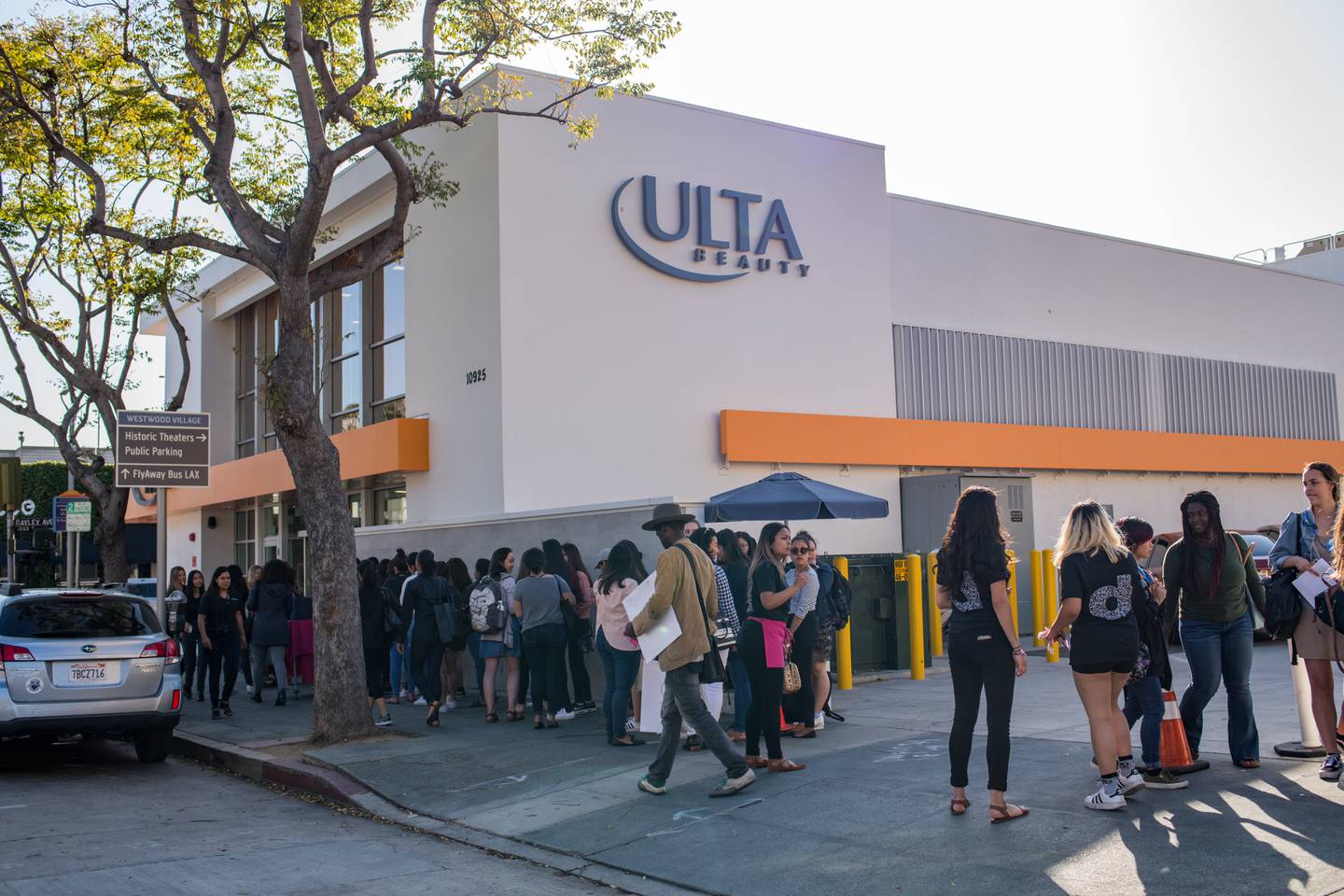Teens wait in line to enter an Ulta Beauty store in LA | Source: Shutterstock