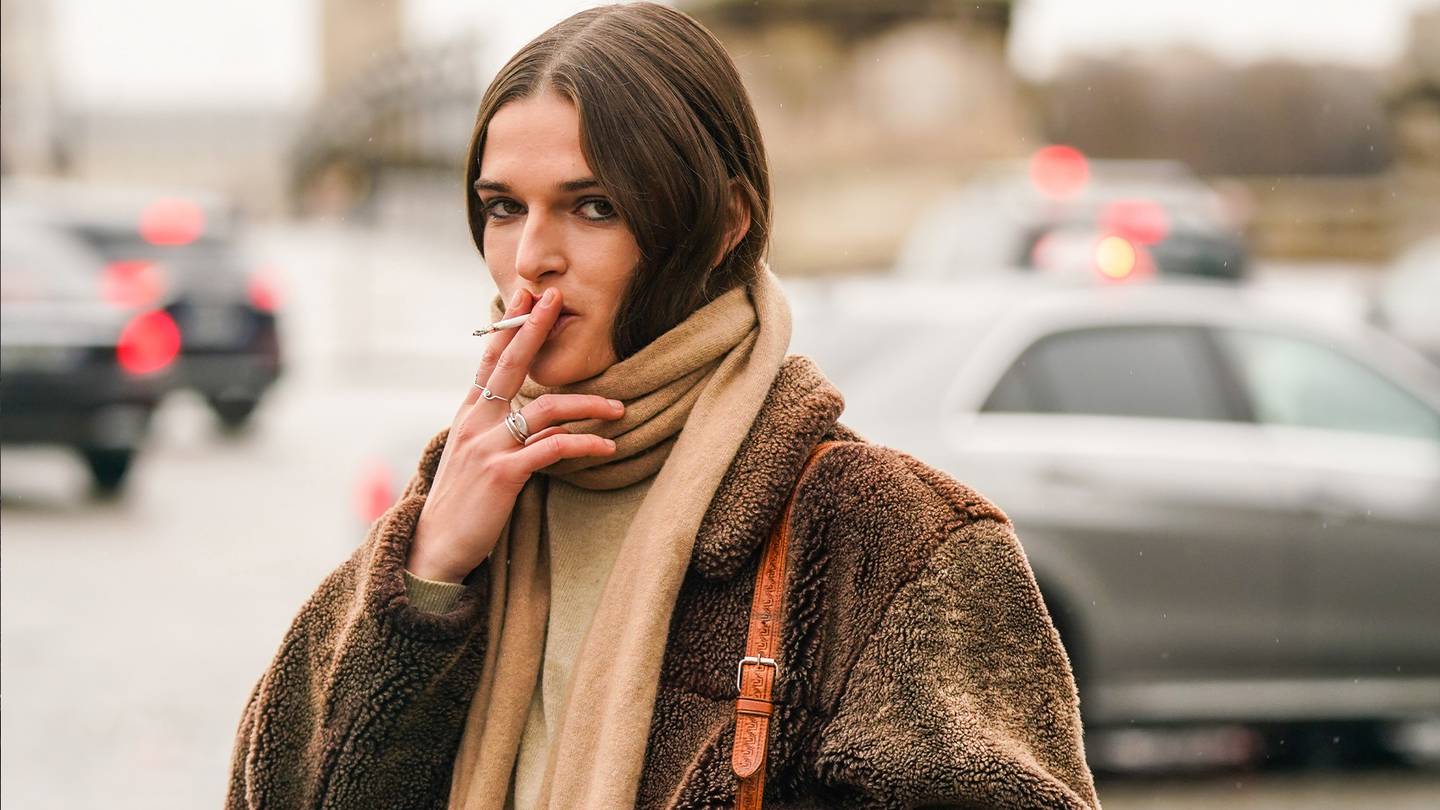 巴黎时装周期间，一名模特在克洛伊 (Chloe) 外佩戴浅棕色羊毛围巾、棕色蓬松飞行员夹克和棕色皮包。