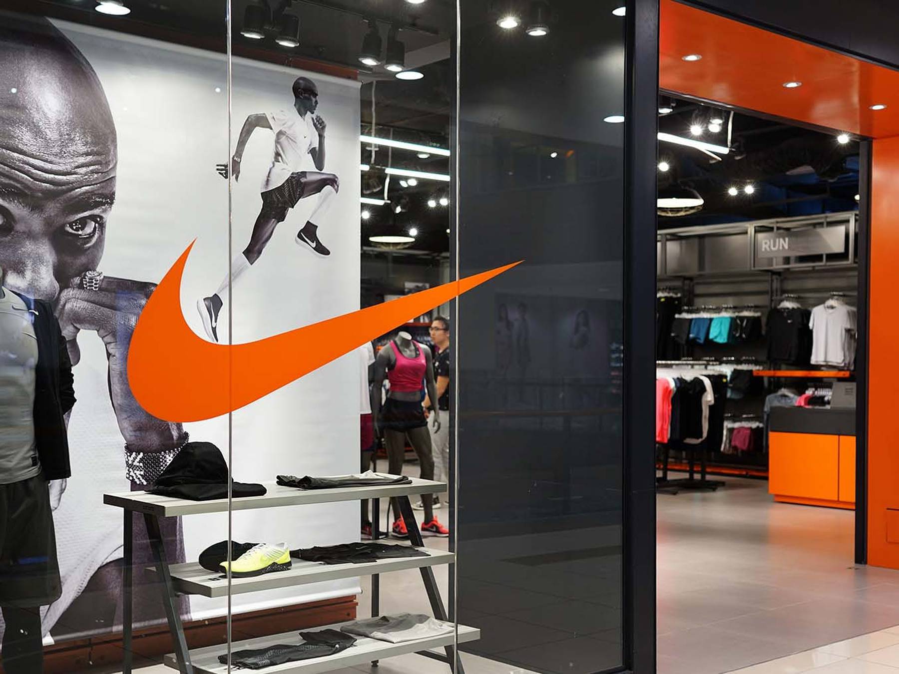 Найк работают. Компани Nike. Nike Magazin Turkiya. Nike shop. Фирменный магазин найк.