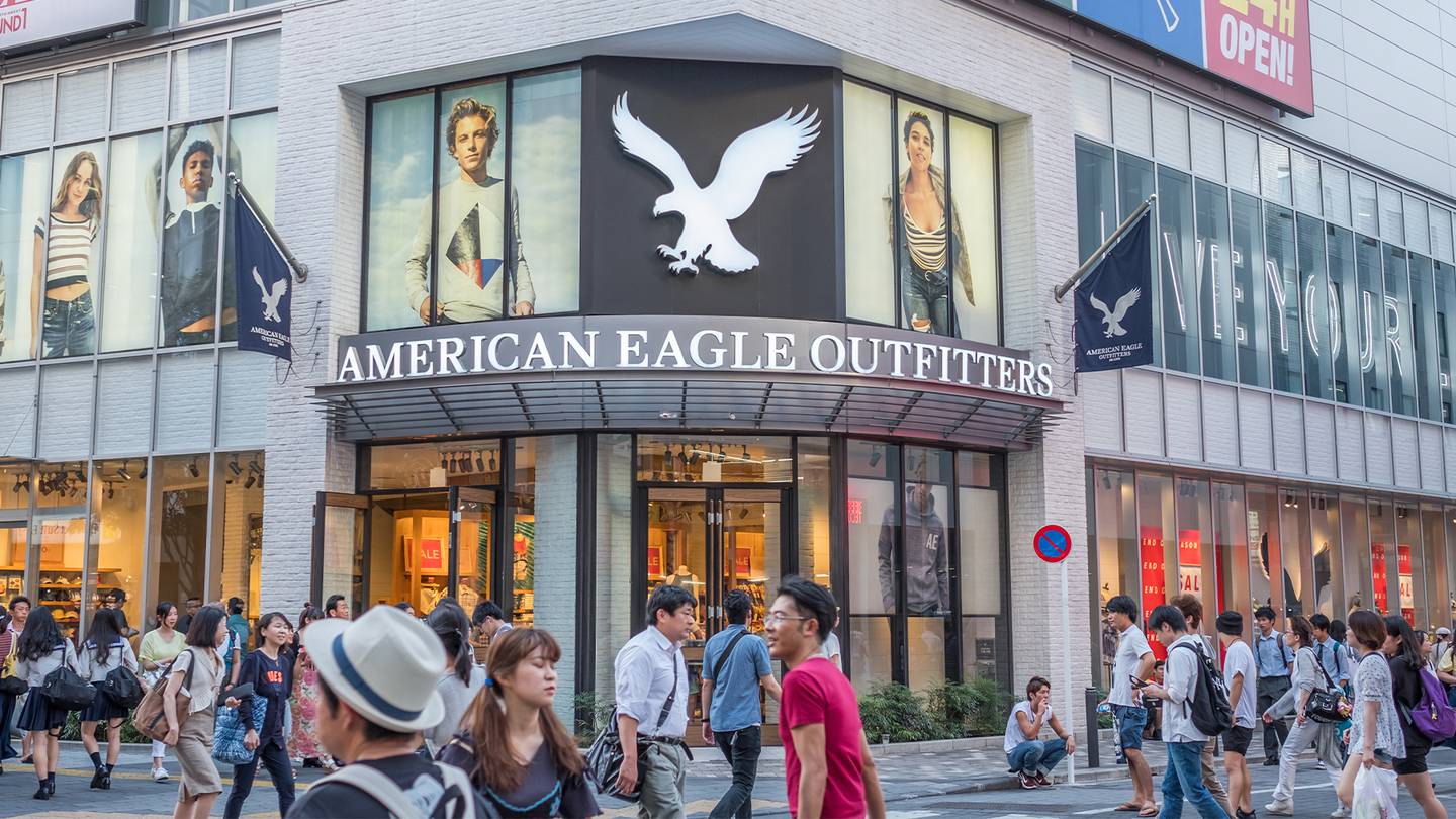 American Eagle signals weak revenue growth in holiday quarter.