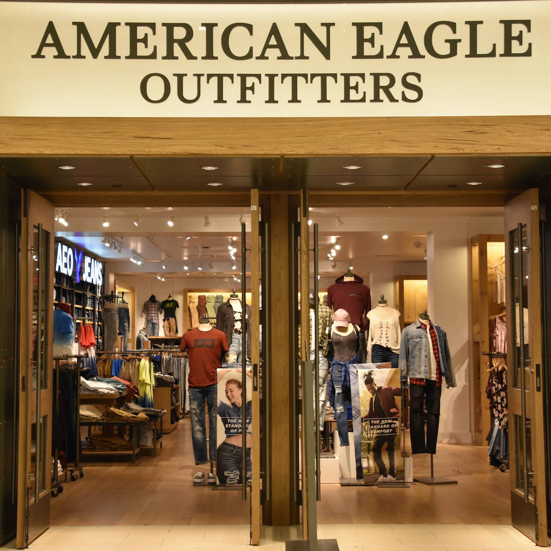 American Eagle Outfitters Lifts Holiday Quarter Revenue View on Strong  Demand