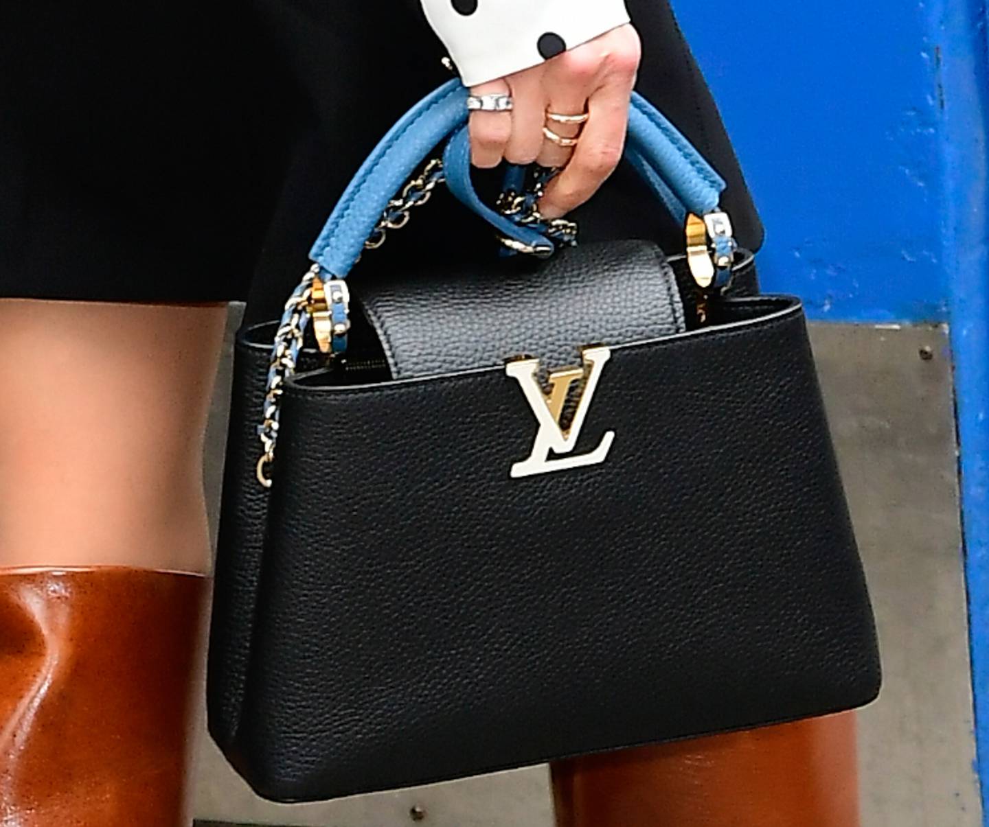 Jennifer Connelly showing off a Louis Vuitton bag at a television appearance in May 2022 on the promotion tour for "Top Gun: Maverick."