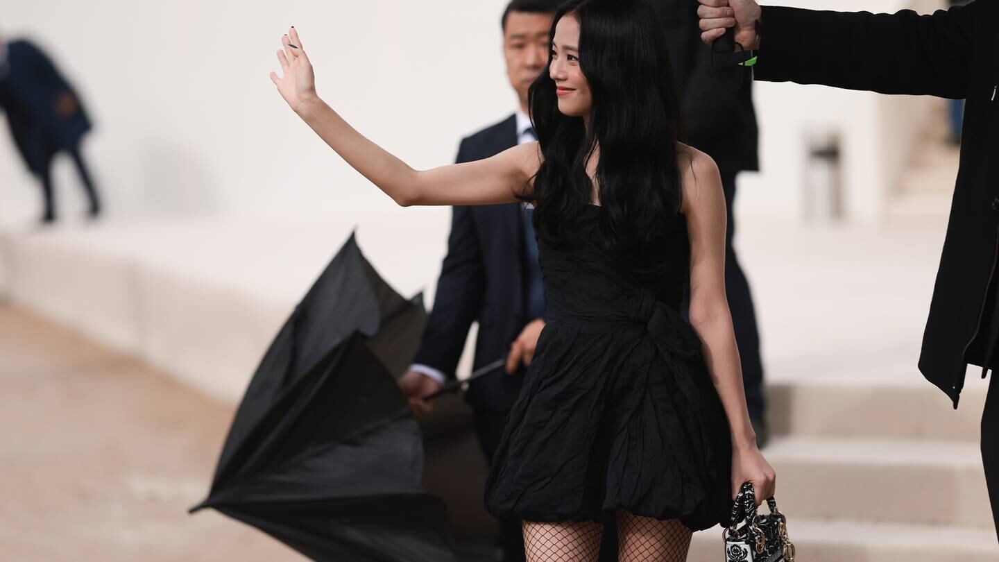 K-pop singer Jisoo attended the Dior Spring/Summer 2023 show in Paris.