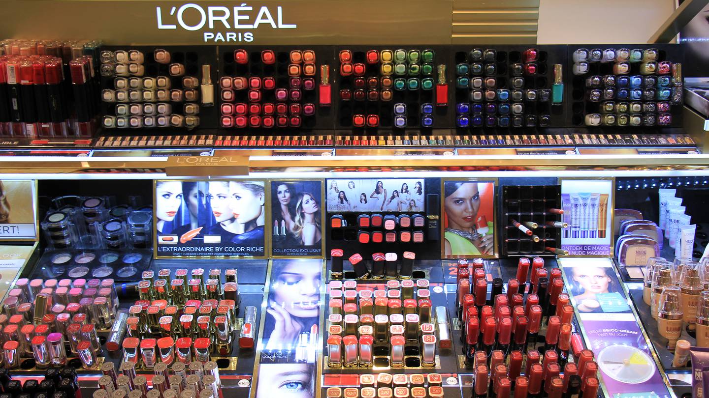Nestlé trims L’Oréal stake with $10 billion sale.