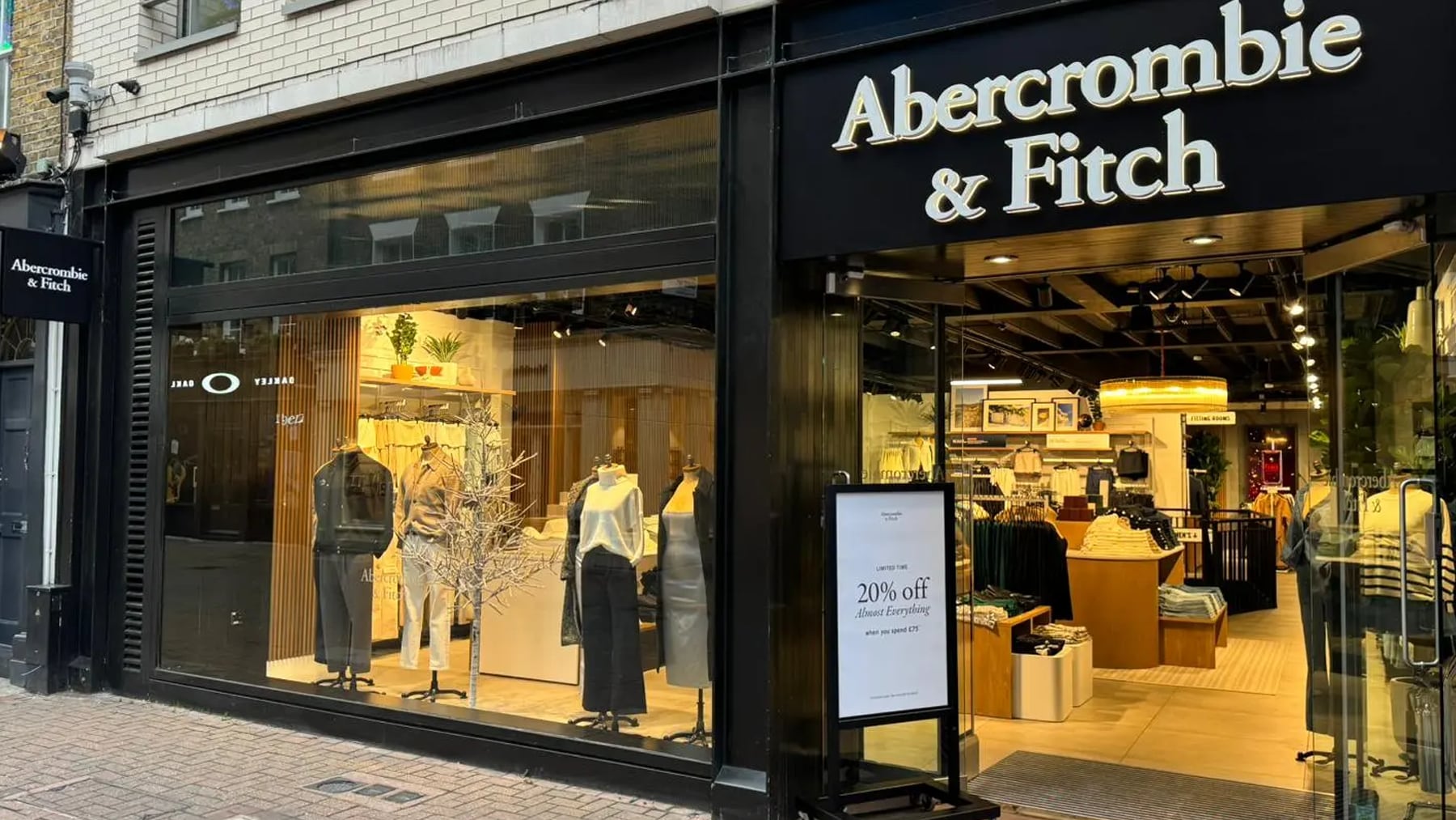 Abercrombie & Fitch Beats Quarterly Profit Estimates on Steady US Demand