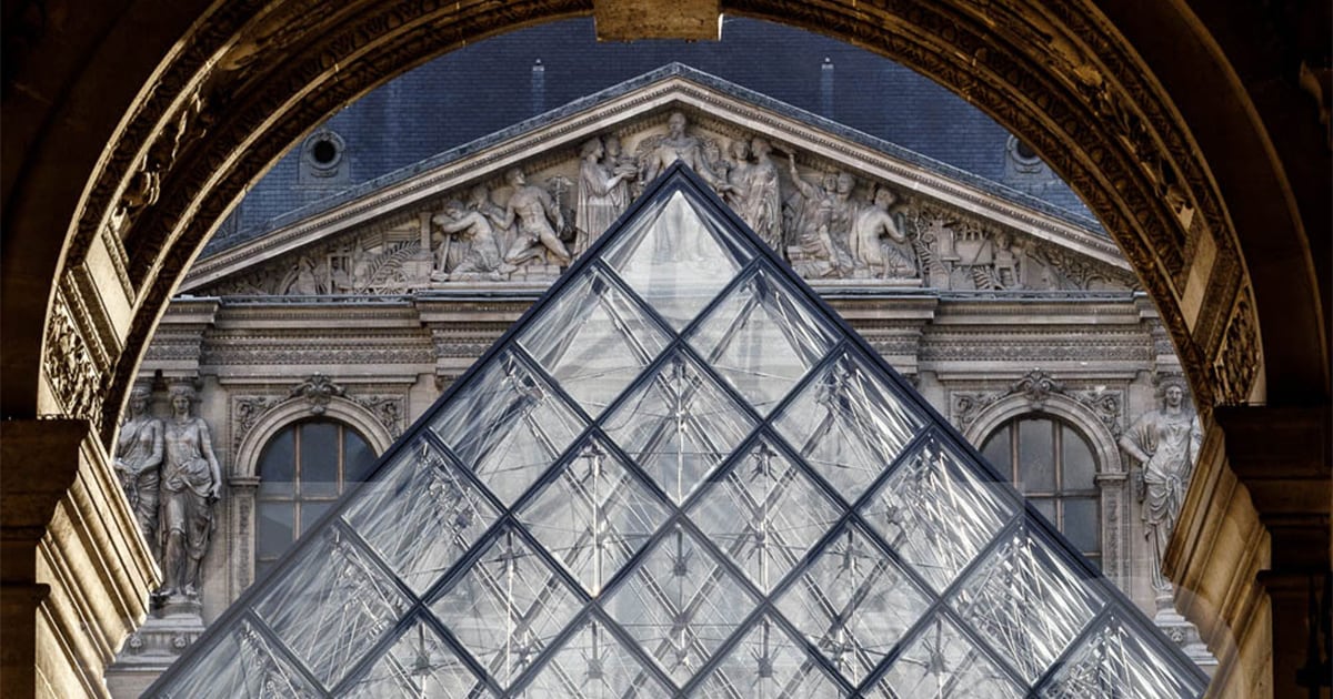 Thieves Steal ‘Priceless’ Jewels From Paris’ Louvre Thieves Steal ‘Priceless’ Jewels From Paris’ Louvre