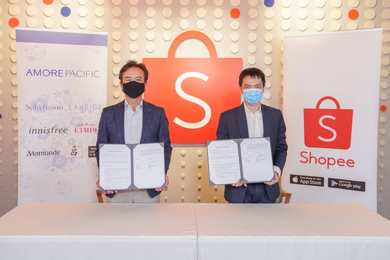 Michael Youngsoo Kim, head of Amorepacific APAC regional headquarters and Chris Feng, chief executive officer, Shopee, signing the MOU at Shopee’s Regional Headquarters in Singapore