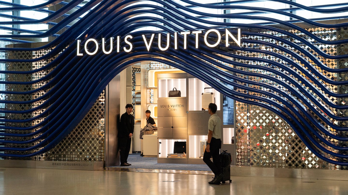 China Wealth Tax Reshapes Luxury E-Commerce | Sellers Must Pivot to Portable Assets & Singapore Markets