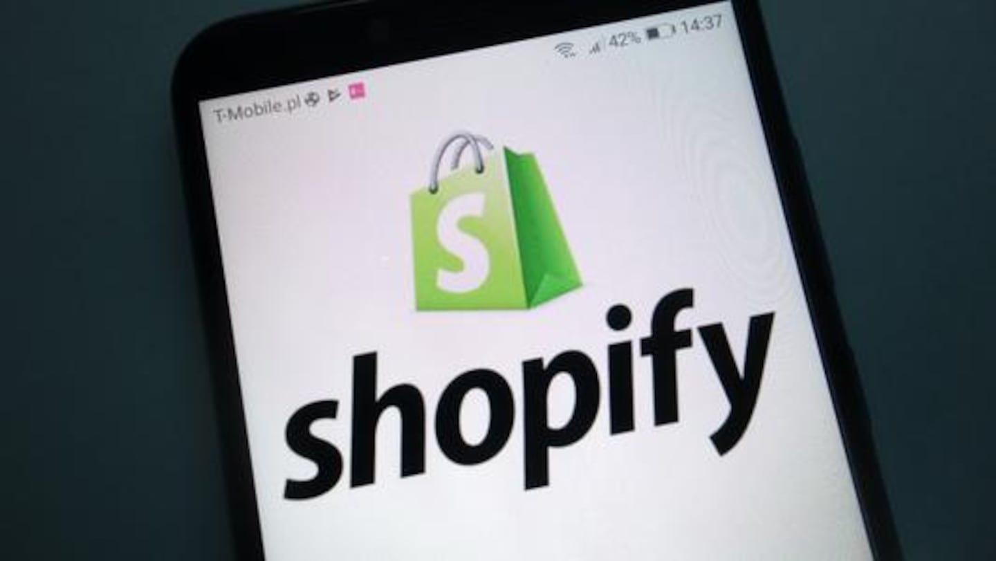 Shopify Inc. stocks tumbled after giving a sales outlook for the start of the year that fell short of analysts’ estimates, a sign that it face an uneven recovery from last year’s rout.
