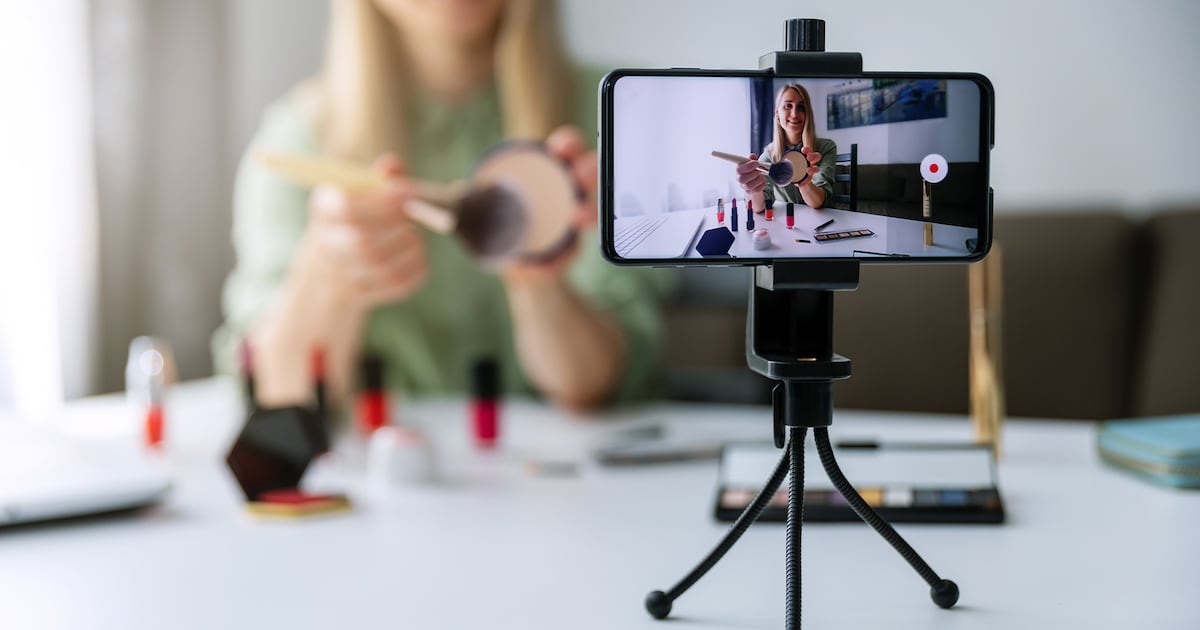 10 Ide Seru untuk Mengisi Waktu Setelah UTBK: Jangan Cuma Rebahan! 17 Seorang remaja sedang merekam video TikTok