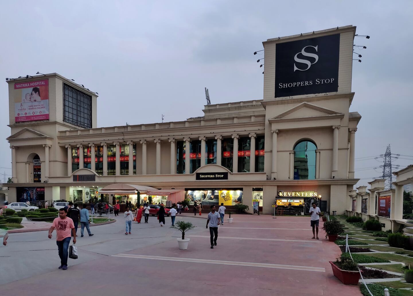 The exterior of a Shoppers Stop department store in Gjaziabad, Uttar Pradesh. Shutterstock