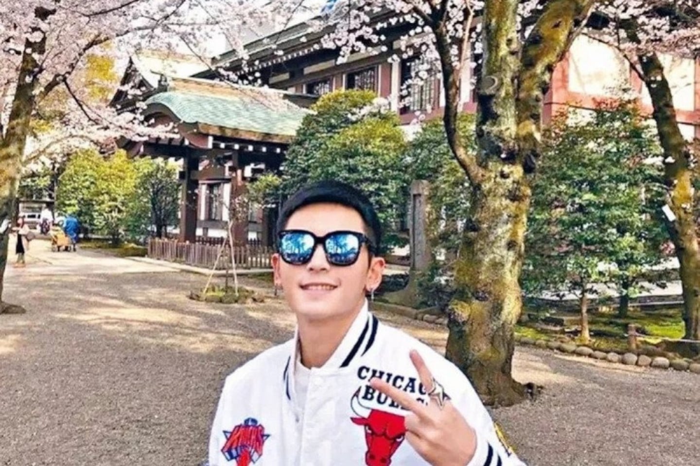 Photos of Zhang Zhehan in front of the shrine, taken in 2018, have stirred controversy. Weibo
