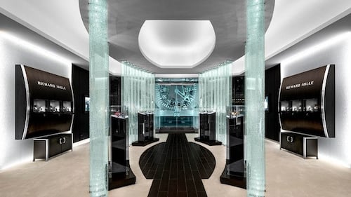Glass Sculpture's Increasing Presence in Luxury Retail Experiences