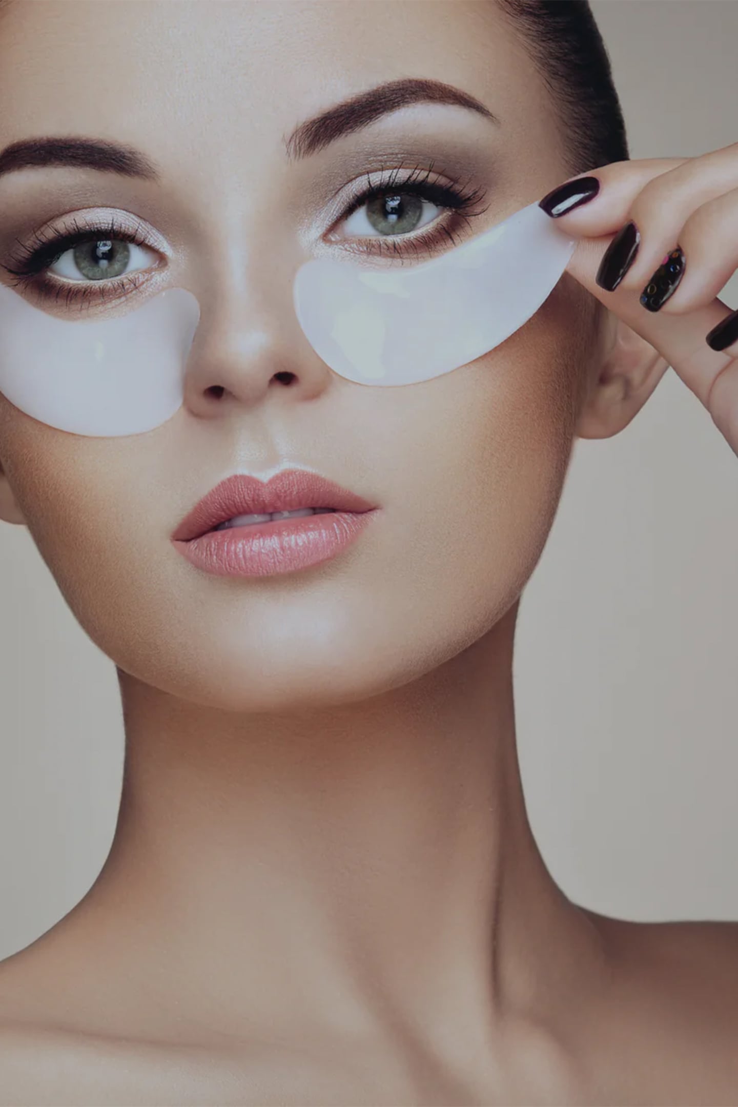 A model trialling a reusable eye mask