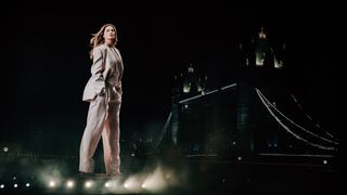 The towering, lit-up image of Gisele Bündchen stands in front of the night-time backdrop of Tower Drop.
