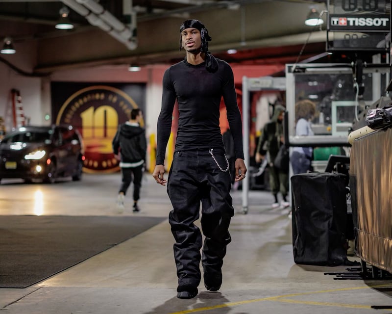 Shai-Gilgeous Alexander 's exhibiting his streetwear high fashion mash-up on his tunnel walk.