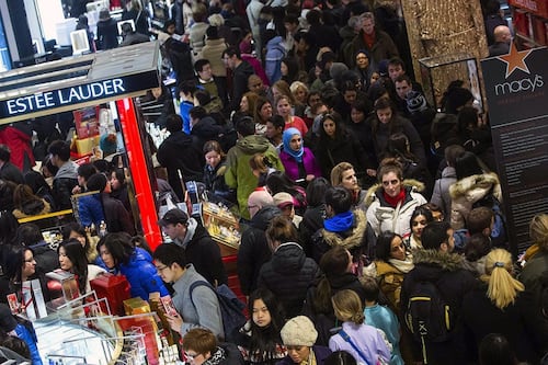Black Friday US Shoppers Brave Cold in Hunt for Deals