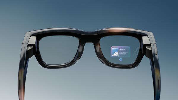 A small digital display appears just off centre in the right lens of the Meta Ray-Ban glasses.