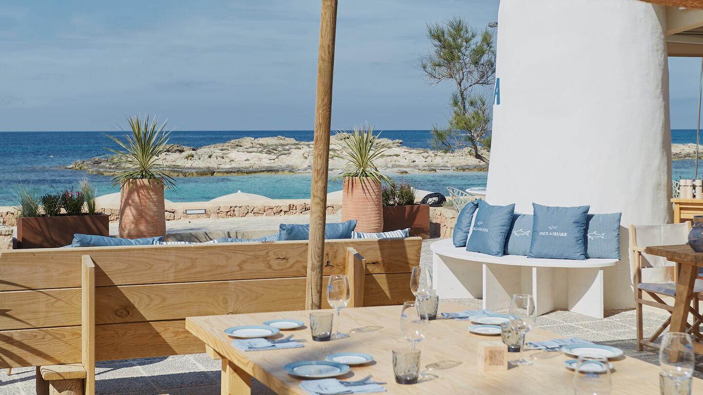 Paul & Shark is teaming up with Juvia, a restaurant at the heart of Es Pujols, Formentera for its summer activation