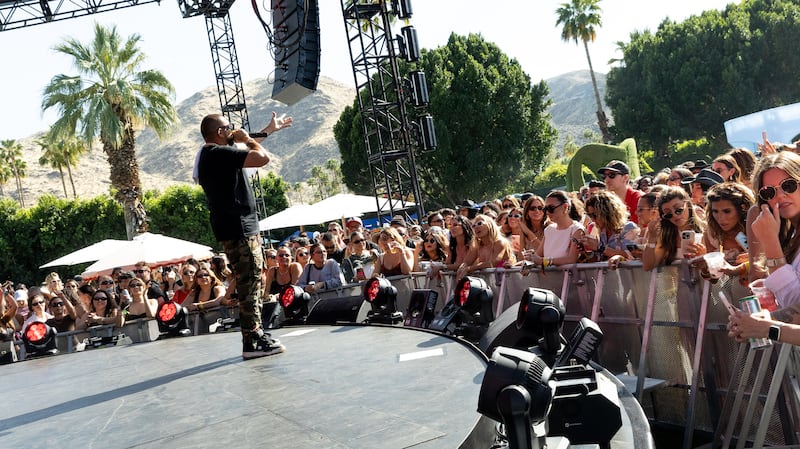 肖恩·保罗 (Sean Paul) 于 2024 年 4 月 13 日在棕榈泉为 Revolve Festival 观众表演。
