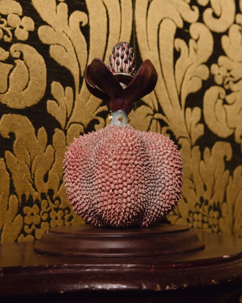 Kaori Kurihara. Pierrot fleuri, 2025.
Stoneware, underglaze decoration, glaze, gilding, silvering. Courtesy of the artist.