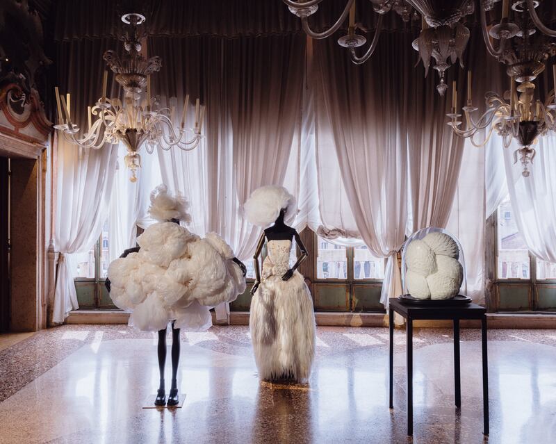 Comme des Garçons. Collection Spring/Summer 2025. Headpiece by Julien d'Ys. Courtesy of Comme des
Garçons.