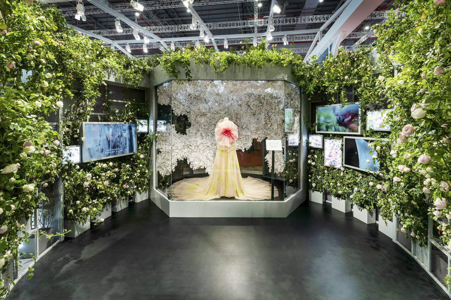 The Dior booth at CIIE is decorated with fresh roses and displays a gown designed by Maria Grazia Chiuri. Christian Dior