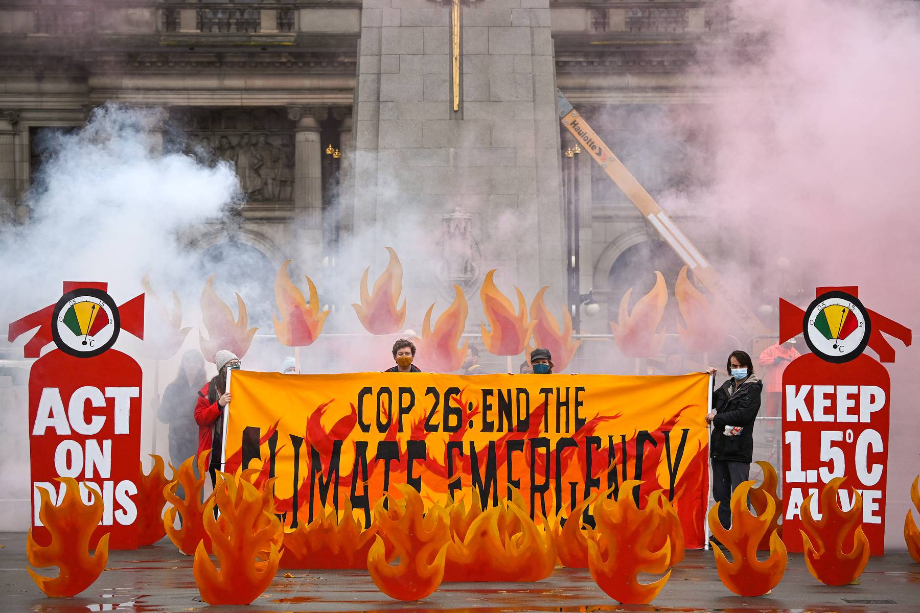 活动人士将在苏格兰格拉斯哥的乔治广场用气候篝火欢迎世界各国领导人参加COP26。该组织象征性地用人造火焰、烟雾和横幅的艺术装置“点燃”了乔治广场，展示了气候紧急情况，以及大型灭火器，强调世界各国领导人在即将到来的COP26气候谈判中应该采取的行动。