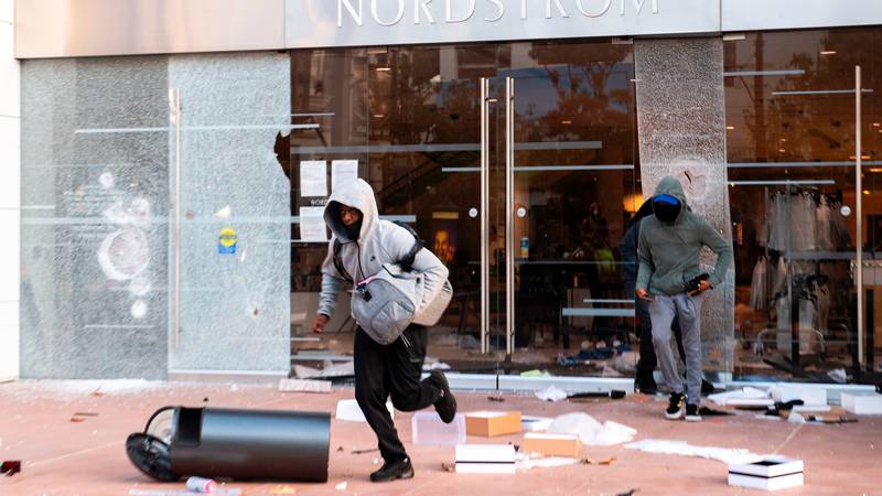 Violence, Looting Spreads as Protests in US Continue